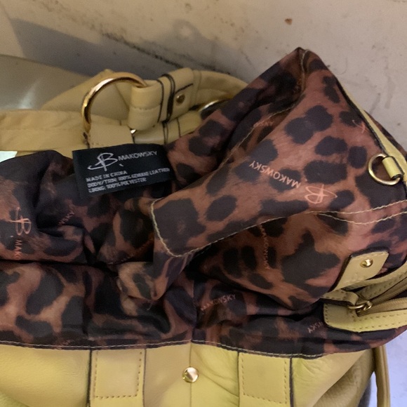 B. Makowsky pretty yellow hobo bag with gold tone hardware - Picture 4 of 4